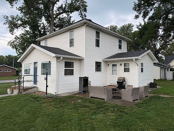 2nd image of 301 3rd St