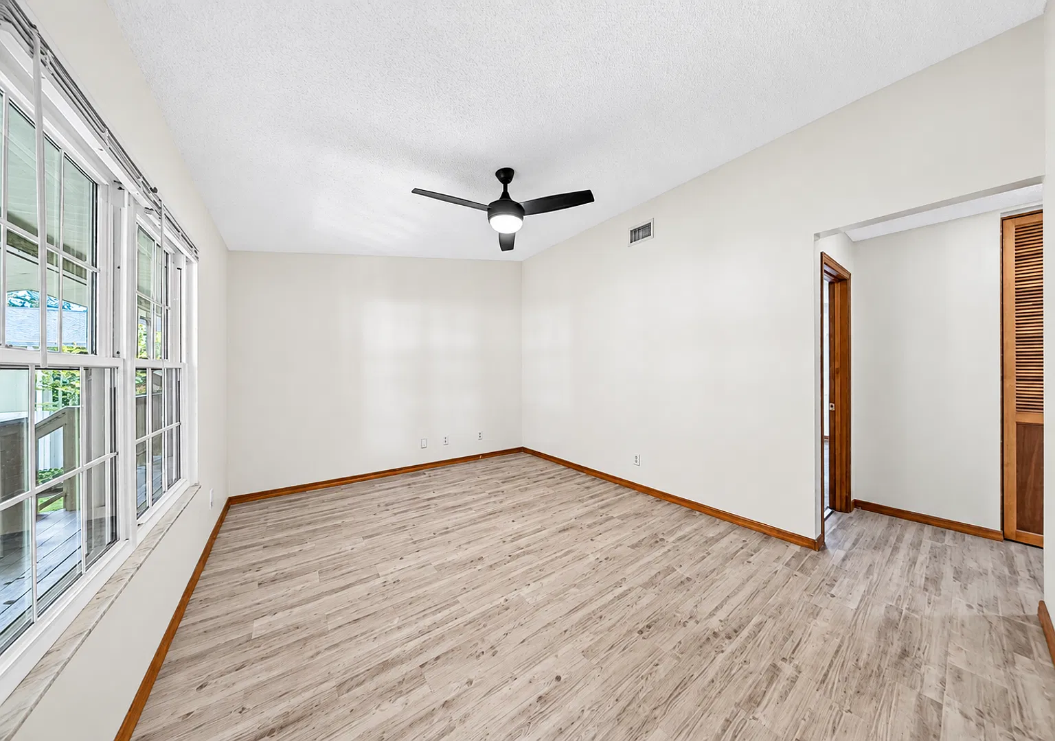 Updated & Move-In Ready 2BR/2BA Condo in Prime Holly Hill Location — Photo 2