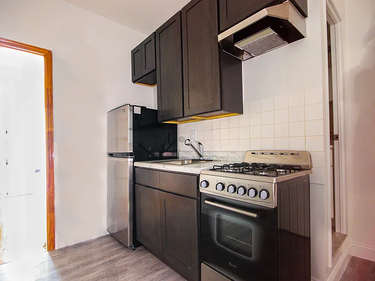 622 E 11th St #3 — Photo 6