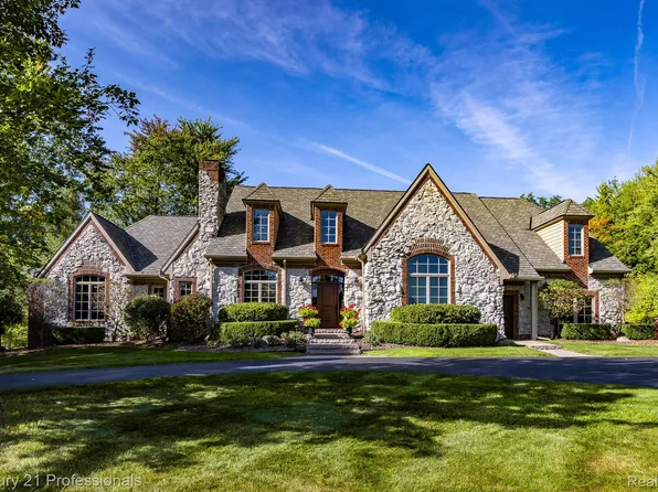 8242 Pine Hollow Ct, Grand Blanc, MI 48439