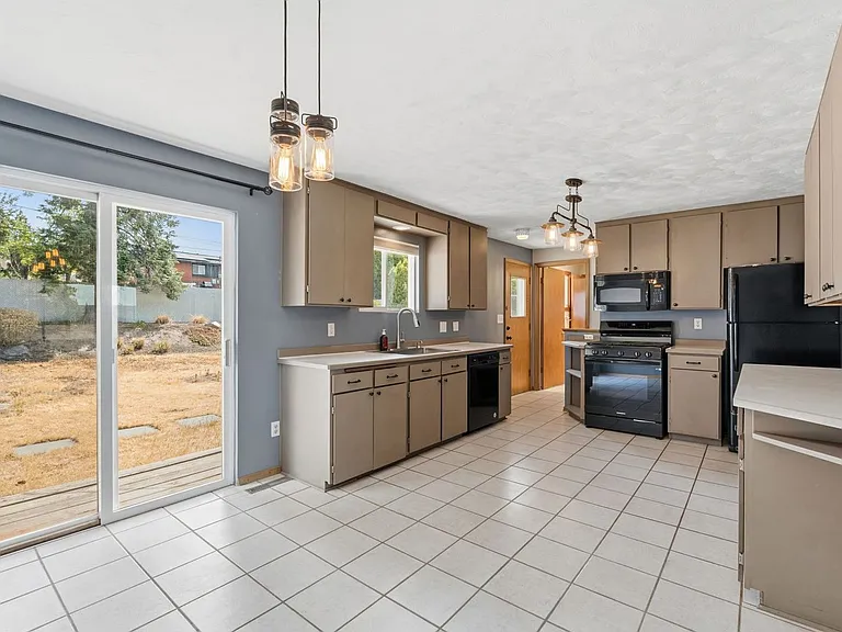 6520 N Sutherlin St — Photo 10