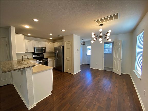 4th image of 2715 Fairview Dr