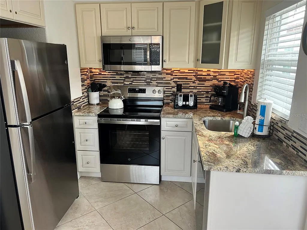 2 bed, 1.5 bath, 836 sqft, $6,900 — Photo 3