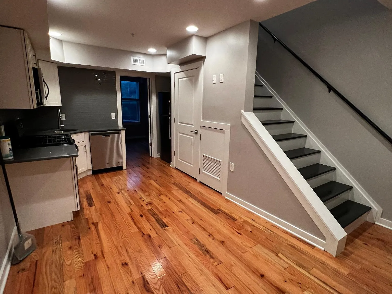 2 bed, 600 sqft, $2,050 — Photo 3