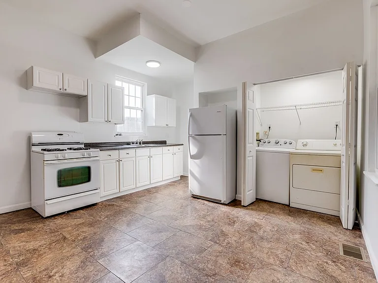 819 Proctor Way — Photo 6