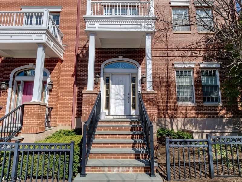 1st image of 7 Beresford Ln