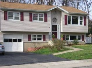 16 Cindy Ln, Oak Ridge, NJ 07438