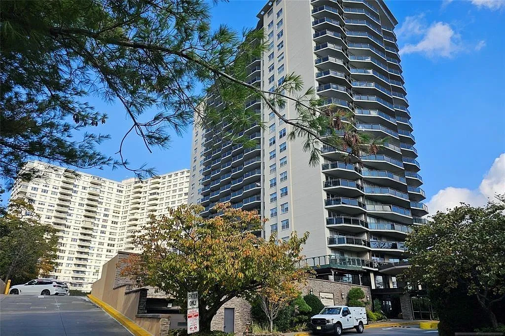 2077 Center Ave APT 22H photo 1
