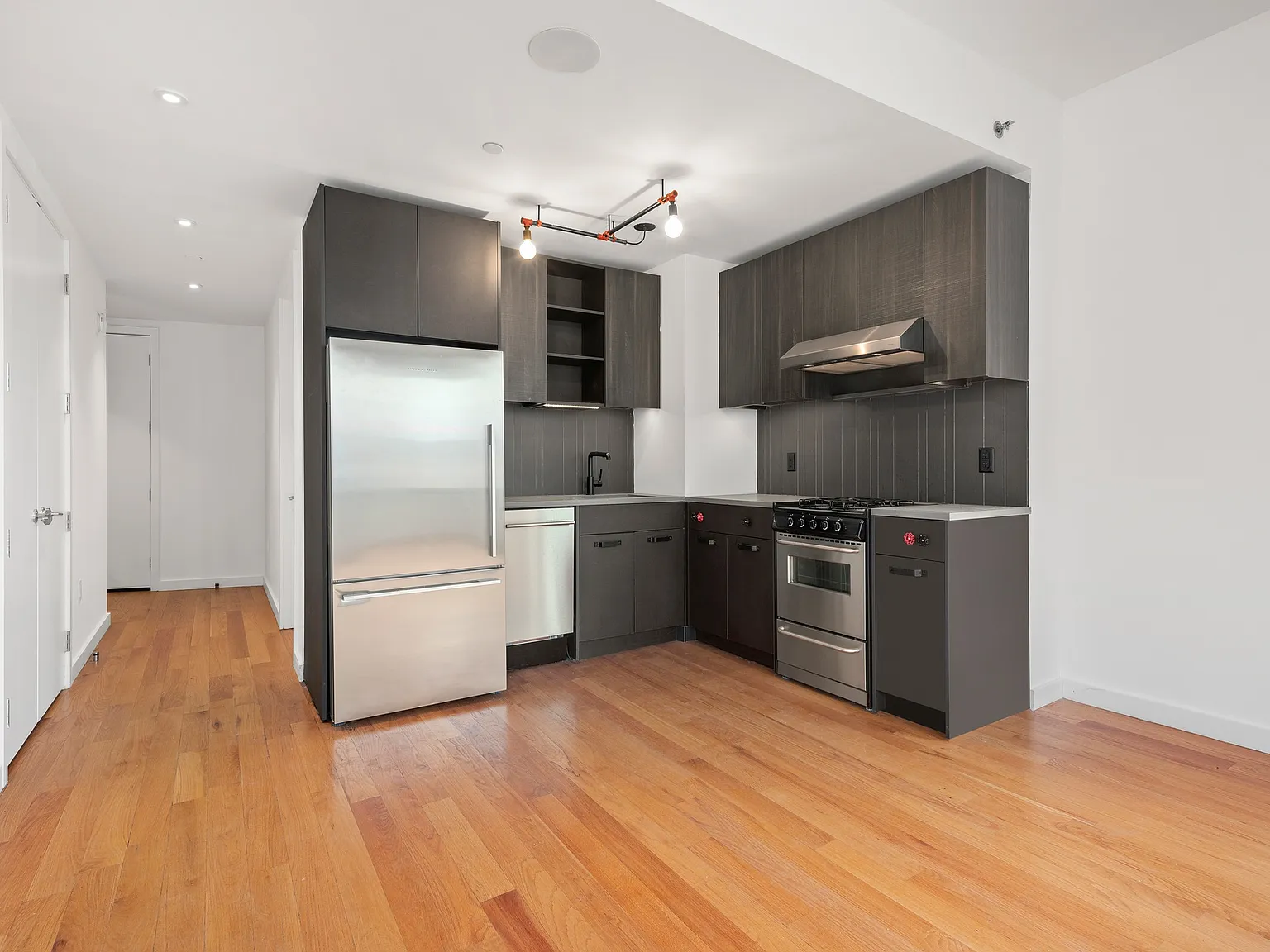 54 Noll Street — Photo 3