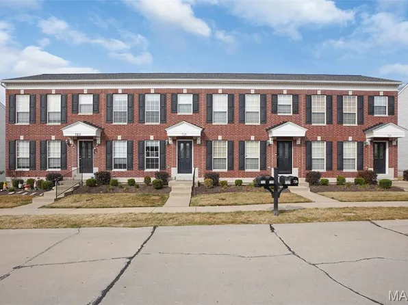 725 Hyde Dr, O'Fallon, MO 63366