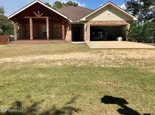 113 Lake Dr, Poplarville, MS 39470