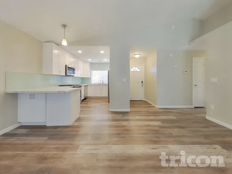 857 E Saragosa St — Photo 2