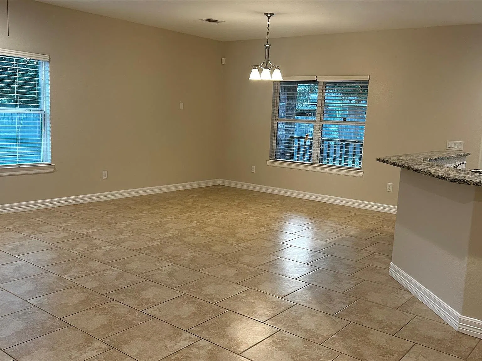 3 bed, 2.0 bath, 1823 sqft, $1,900 — Photo 3