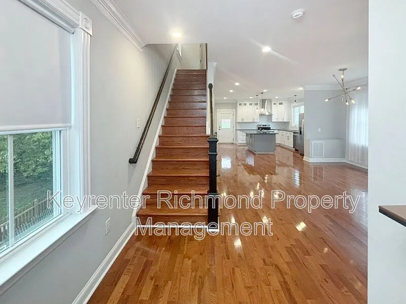 4 bed, 3.5 bath, 2400 sqft, $2,800 — Photo 2