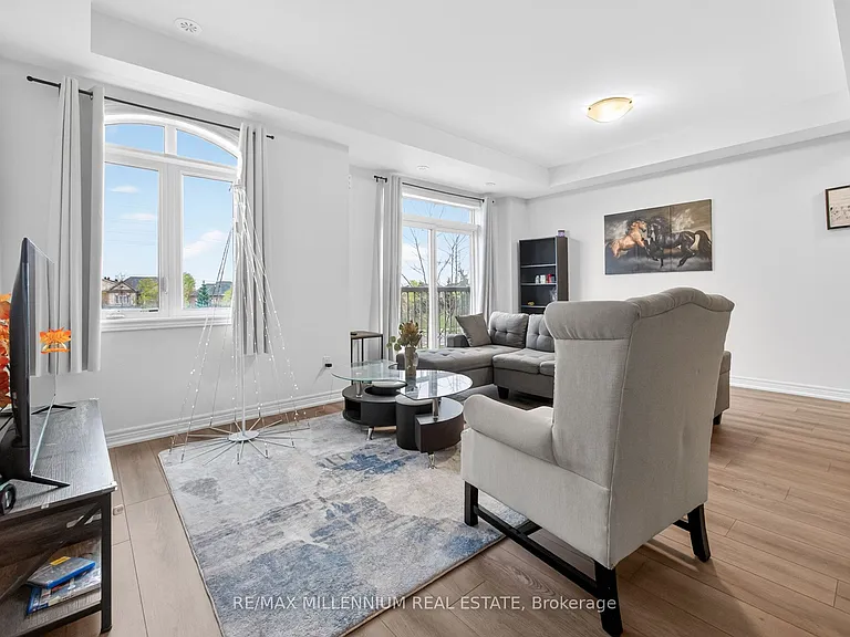 505 Dundas St E — Photo 14