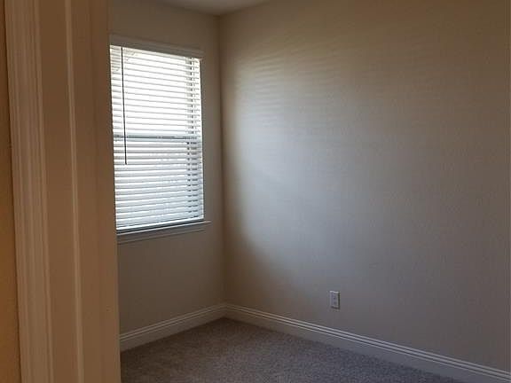 5th image of 928 Estelle Ave