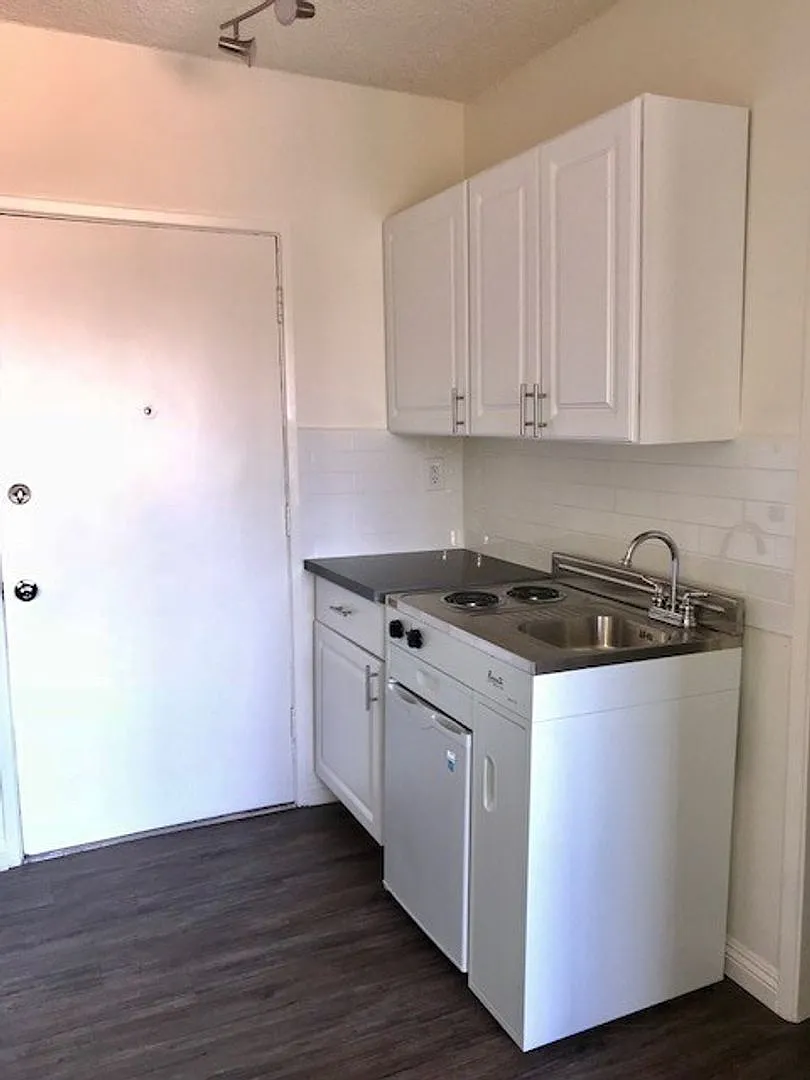 151 N Hoover St — Photo 3