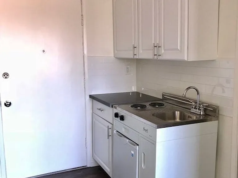 151 N Hoover St — Photo 3