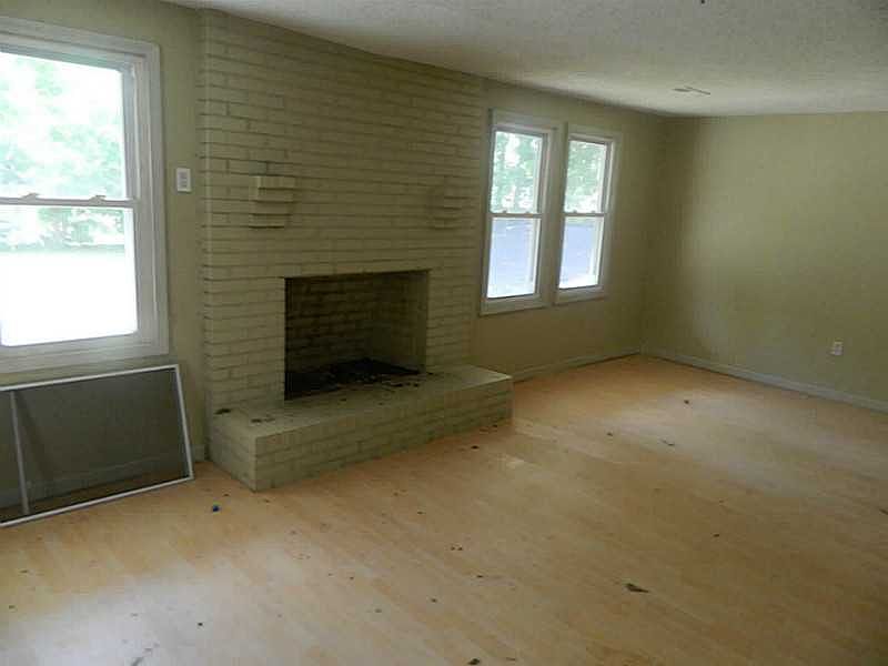2nd image of 203 Oak St