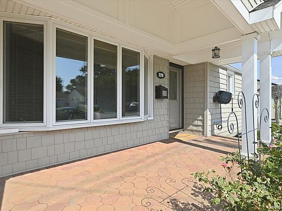 3rd image of 220 Eastlake Avenue