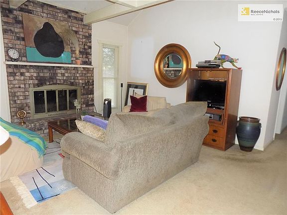 4th image of 212 NE Carriage Ct