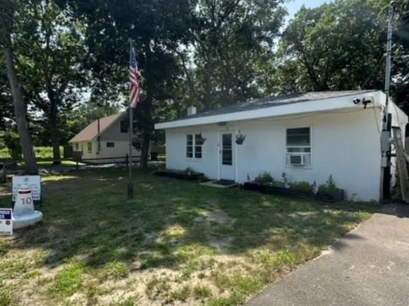 14 Coolidge Rd, Hampton Bays, NY 11946