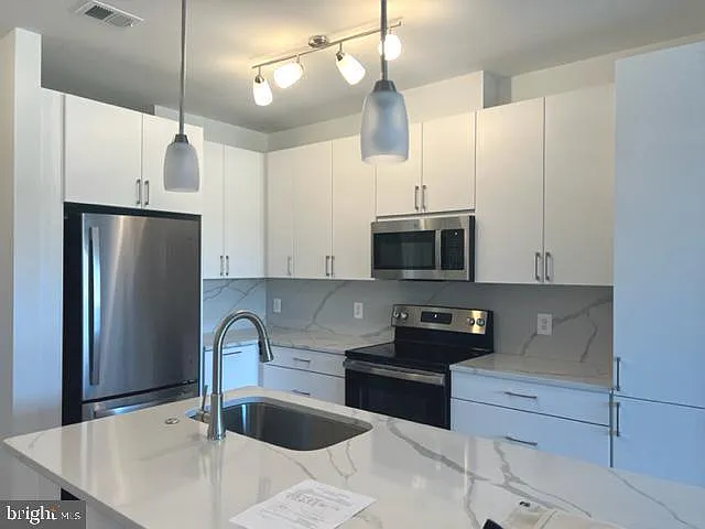 1 bed, 744 sqft, $2,250 — Photo 4
