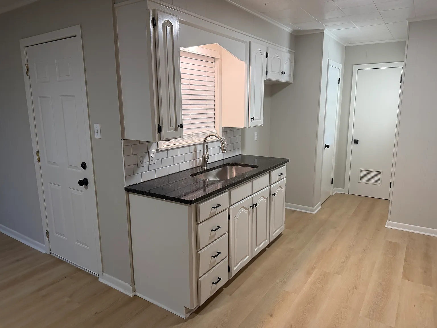 3 bed, 1.5 bath, 1400 sqft, $1,395 — Photo 2