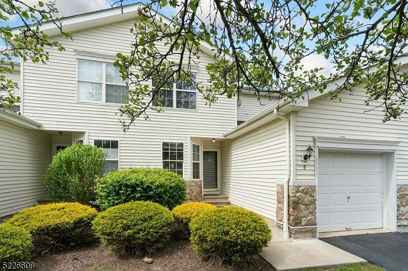 1st image of 8 Meadow Lakes Dr