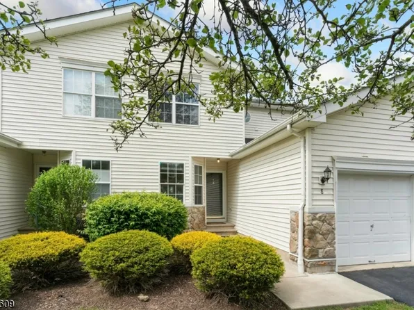 8 Meadow Lakes Dr, Hamburg Boro, NJ 07419