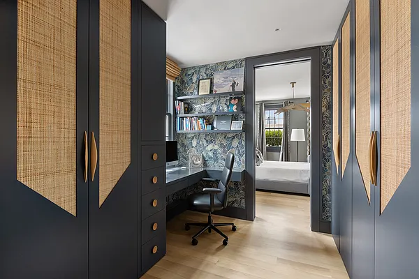 Office, photo 1