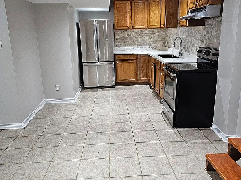 345 Queen Mary Dr — Photo 1