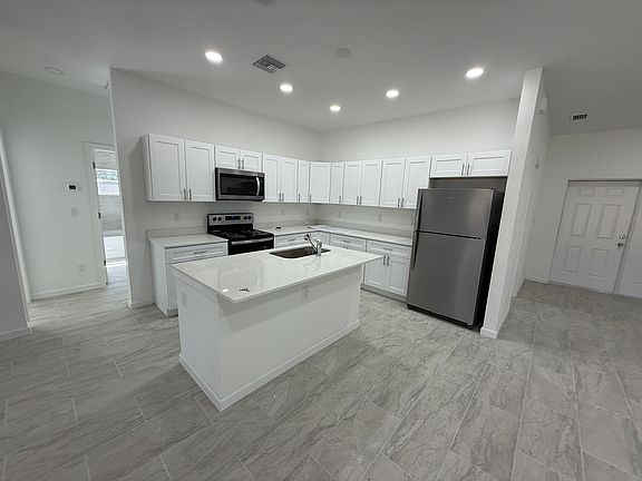 4th image of 521 Flamingo Ave