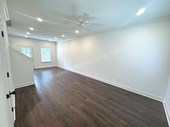 3rd image of 565 Meadow Crest Cir