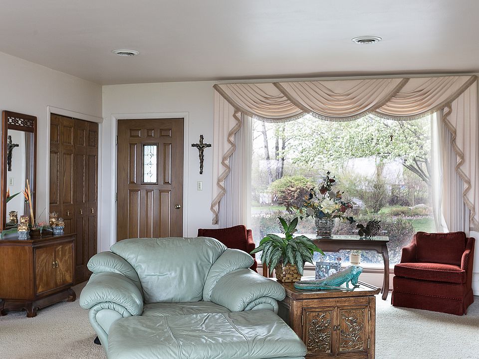 Front Entrance in Living Rm