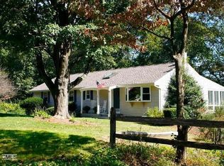 8 Ledgewood Ct, Norwalk, CT 06850