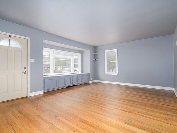 4th image of 147 Hawthorne Ln