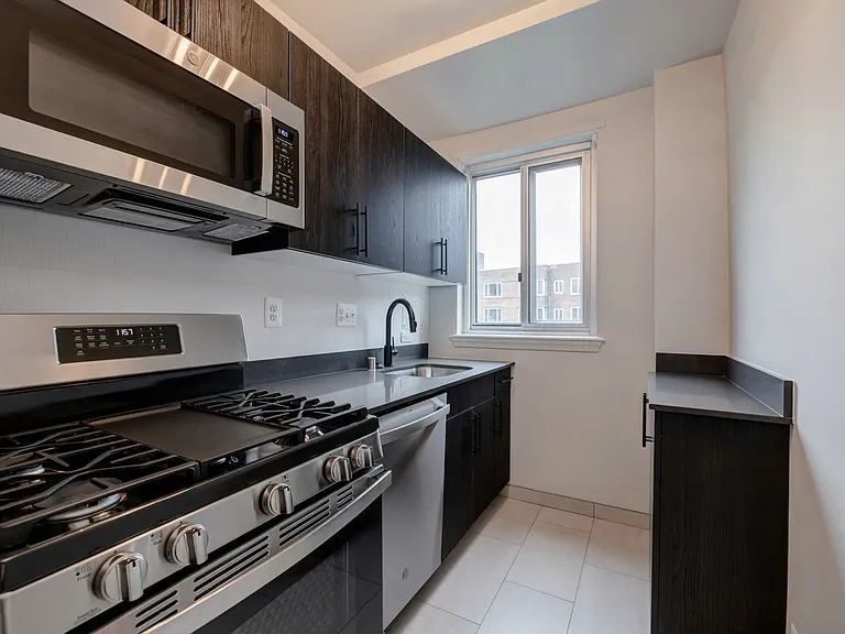 Quebec House Apartments — Photo 1