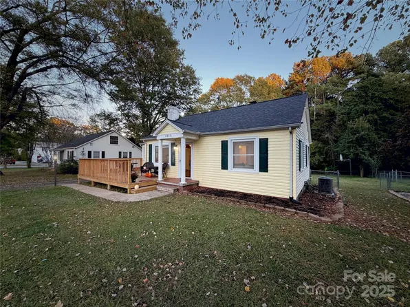 1066 5th St NE, Hickory, NC 28601