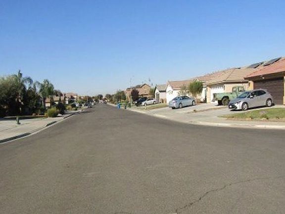 Exterior Neighborhood (street photo)