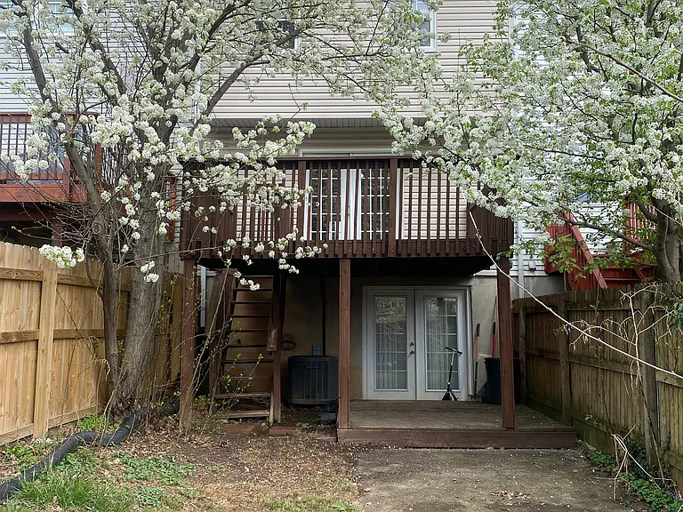 518 Burlington Ct — Photo 18