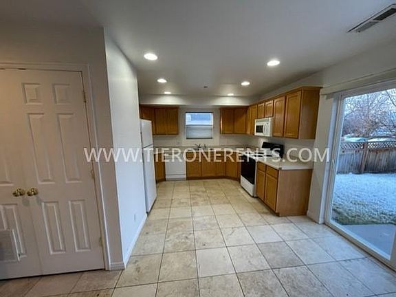 3rd image of 526 S Windsor St