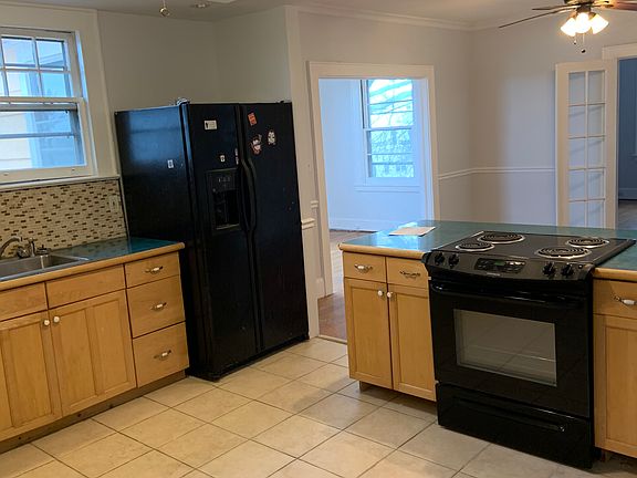 3rd image of 608 Gurdon St #3rd