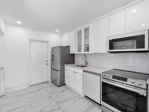 4th image of 3125 SW 12th Place