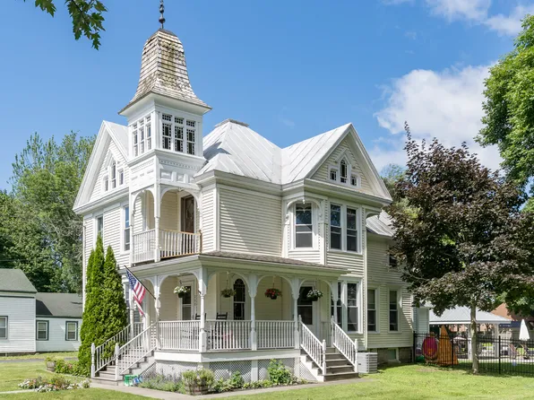 208 S Broad St, Sackets Harbor, NY 13685