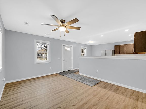 5th image of 285 S Ivanhoe Rd