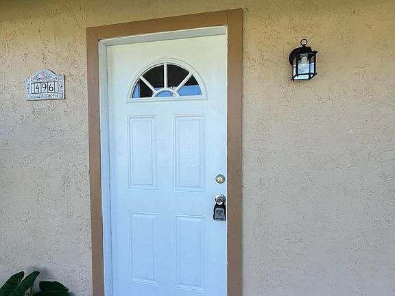 4th image of 496 SW Todd Avenue
