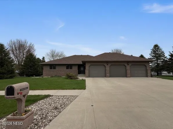 1112 44th St NW, Watertown, SD 57201
