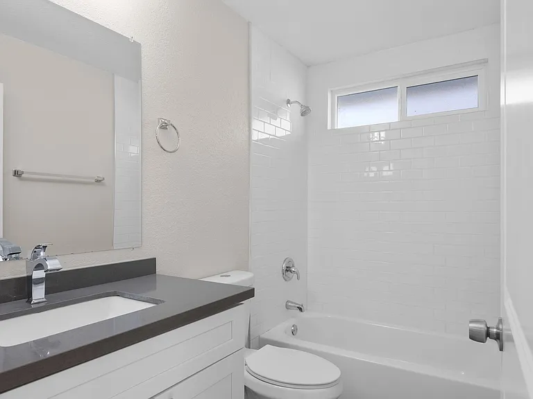 Sunset Cliffs Apartments — Photo 21