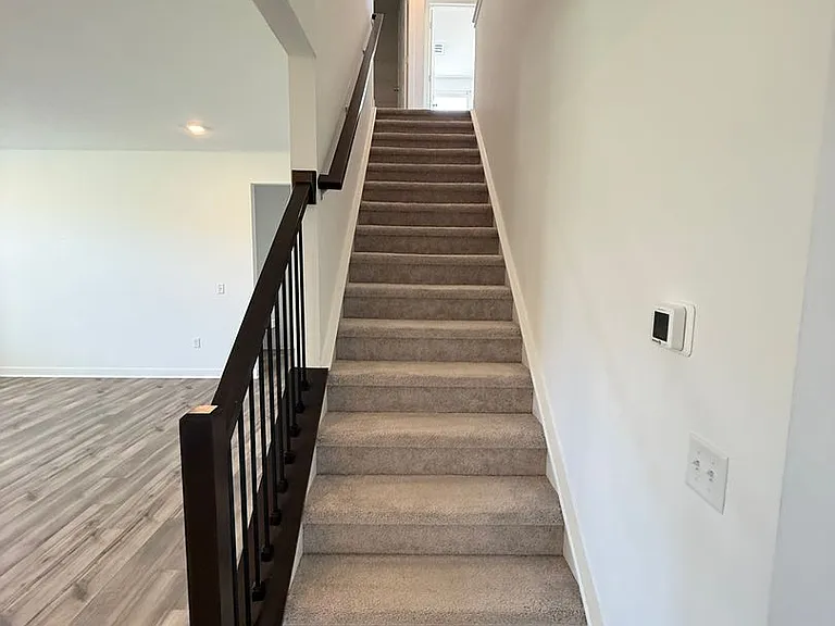 1046 Elmwood Ln — Photo 16